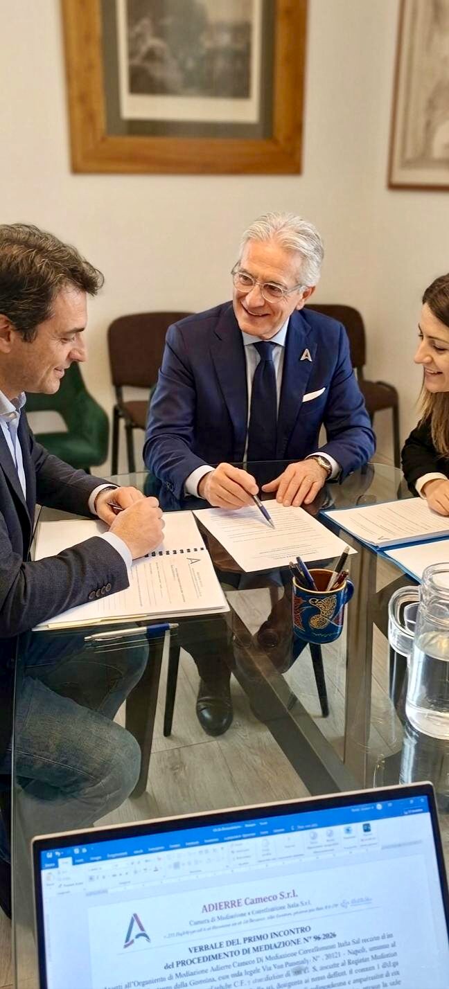 Sottoscrizione dell'accordo di mediazione nella sede di Napoli